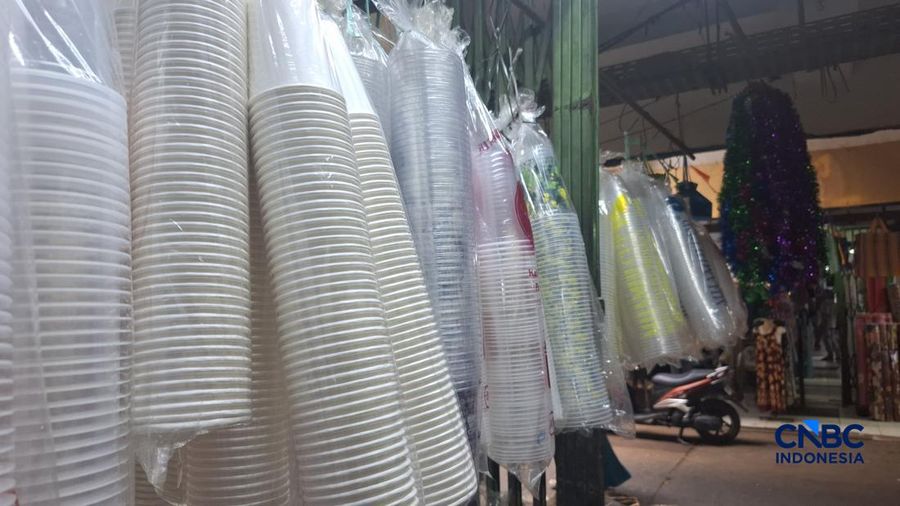 Suasana penjualan aneka plastik di Pasar Kramat Jati, Jakarta Timur, Senin (6/4/2026) yang sedang mengalami kenaikan harga. (CNBC Indonesia/Chandra Dwi)