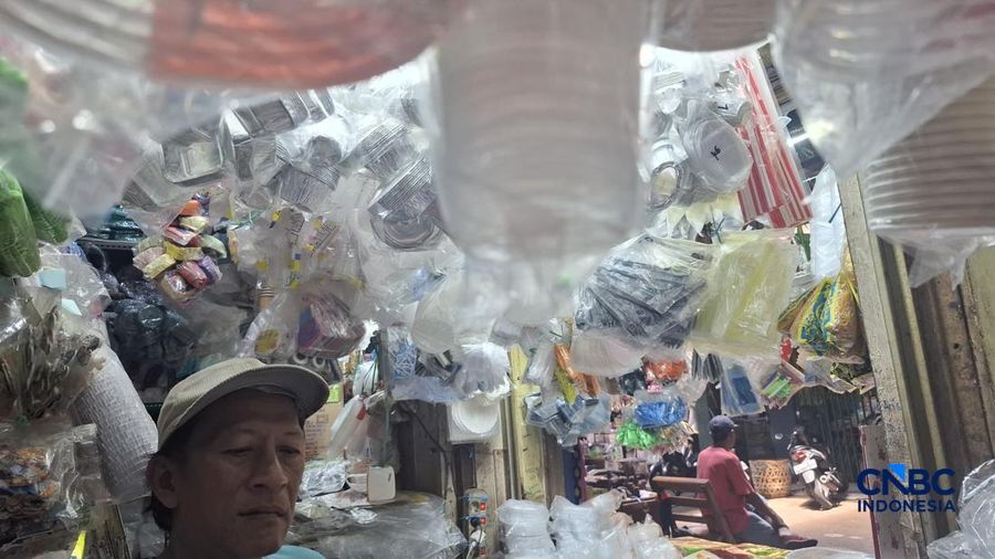 Suasana penjualan aneka plastik di Pasar Kramat Jati, Jakarta Timur, Senin (6/4/2026) yang sedang mengalami kenaikan harga. (CNBC Indonesia/Chandra Dwi)