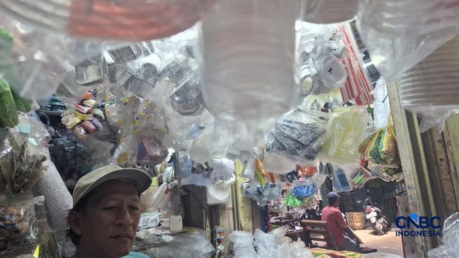 Pedagang Plastik di Pasar Resah Gelisah, Harga Jualan Terbang 2x Lipat