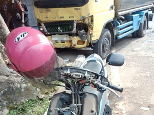 Truk Tangki Oleng di Cirebon, Pemotor Tewas Tergencet Pohon