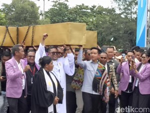 Saat Gibran Ikut Memikul Salib Paskah di Kupang