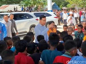 Siswa SD di Kupang Rela Datang Jam 6 Pagi demi Sambut Gibran Meski Libur