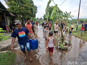 Warga Tanam Pohon Pisang-Tebar Ikan di Jalan Rusak, PUPR Nganjuk Cek