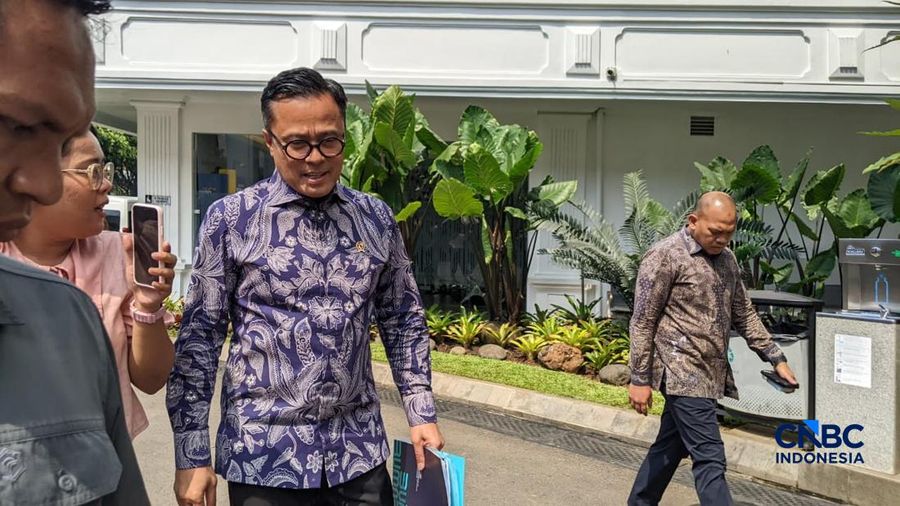 COO Danantara, Dony Oskaria saat tiba di Istana Negara, Jakarta, Selasa (7/4/2026). (CNBC Indonesia/Emir Yanwardhana)