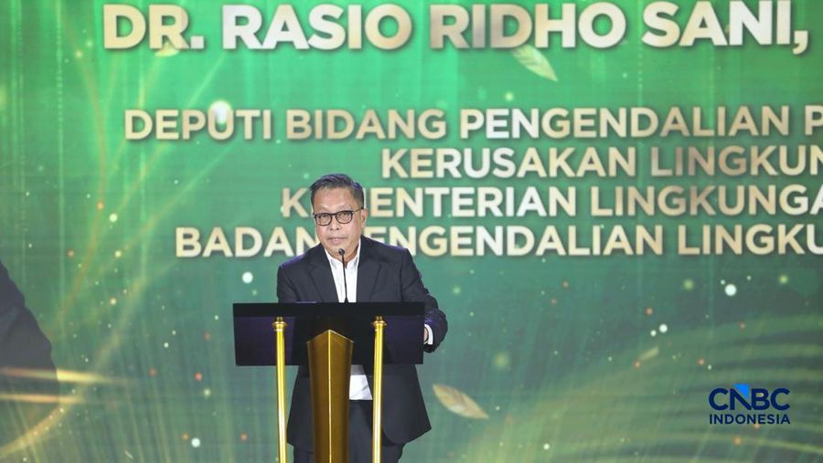 Deputi Bidang Pengendalian Pencemaran dan Kerusakan Kementerian Lingkungan Hidup, Rasio Ridho Sani menyampaikan laporan dalam acara Anugrerah Lingkungan Proper di Sasono Langen Budoyo, TMII, Jakarta, Selasa (7/4/2026). (CNBC Indonesia/Tri Susilo)
