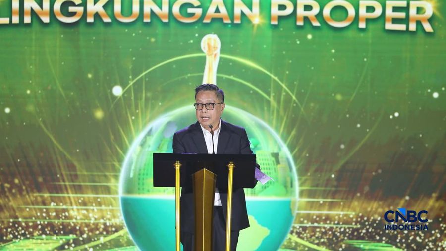 Deputi Bidang Pengendalian Pencemaran dan Kerusakan Kementerian Lingkungan Hidup, Rasio Ridho Sani menyampaikan laporan dalam acara Anugrerah Lingkungan Proper di Sasono Langen Budoyo, TMII, Jakarta, Selasa (7/4/2026). (CNBC Indonesia/Tri Susilo)