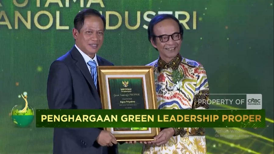Direkur Umum PT Kaltim Methanol Industri, Agus Priyatno Raih Green Leadership Proper