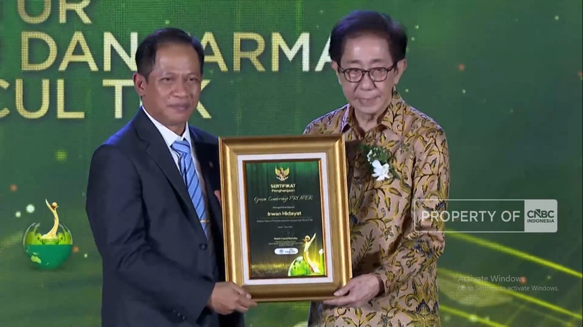 Dirut Sido Muncul Raih Green Leadership Proper Anugerah Lingkungan
