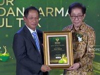 Dirut Sido Muncul Raih Green Leadership Proper Anugerah Lingkungan