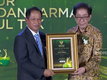 Dirut Sido Muncul Raih Green Leadership Proper Anugerah Lingkungan