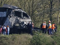 Kecelakaan Maut Kereta Cepat Hantam Truk, Masinis Tewas-Puluhan Luka