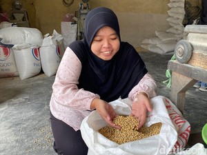 Harga Kedelai Naik, Perajin Tempe Sanan Malang Pilih Kecilkan Ukuran