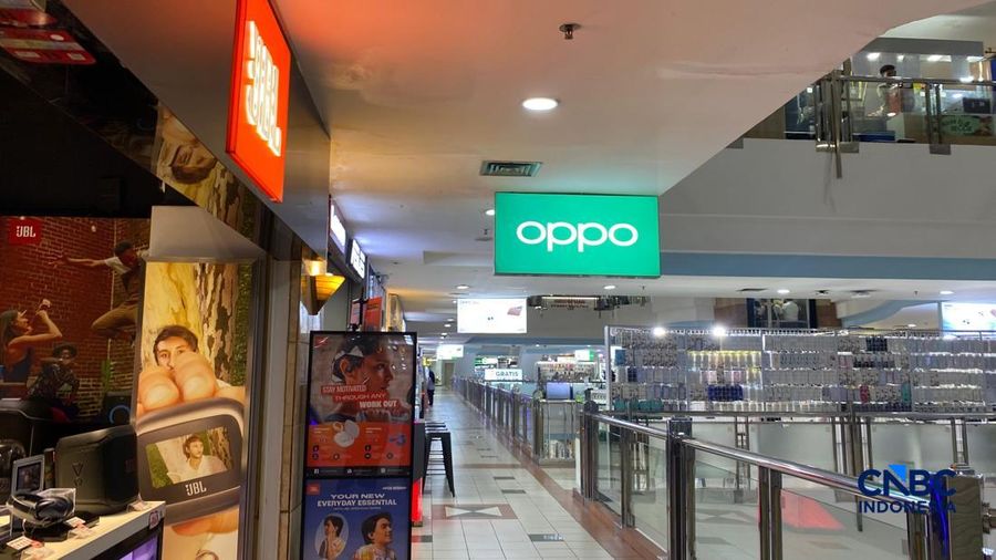 Harga laptop masih mengalami kenaikan di beberapa toko ITC Kuningan, Jakarta, Selasa (7/4/2026). (CNBC Indonesia/Novina Putri Bestari)