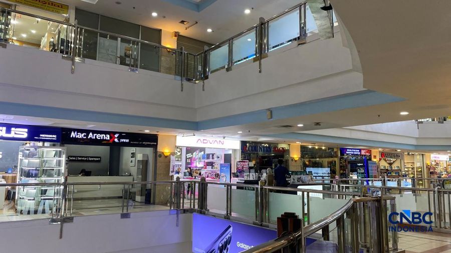 Harga laptop masih mengalami kenaikan di beberapa toko ITC Kuningan, Jakarta, Selasa (7/4/2026). (CNBC Indonesia/Novina Putri Bestari)