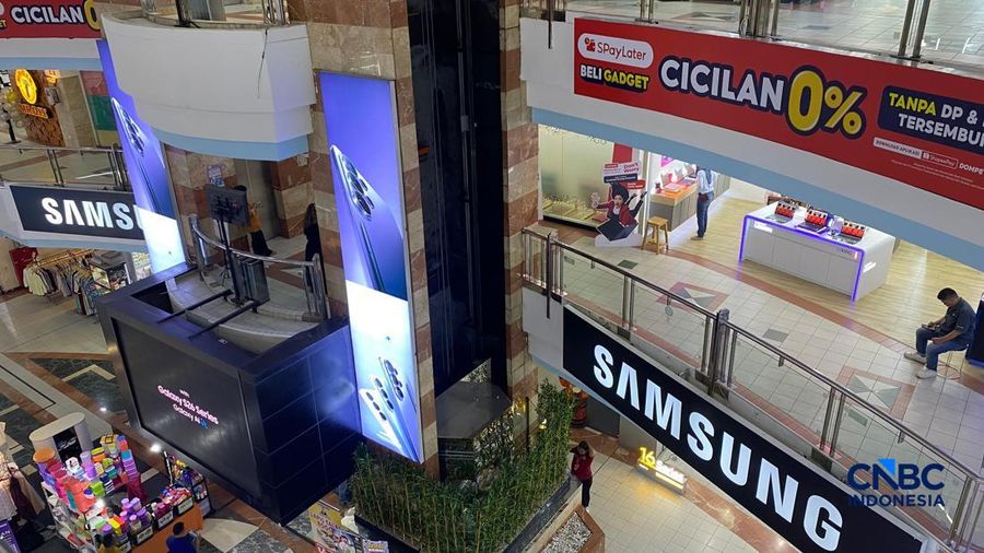 Harga laptop masih mengalami kenaikan di beberapa toko ITC Kuningan, Jakarta, Selasa (7/4/2026). (CNBC Indonesia/Novina Putri Bestari)