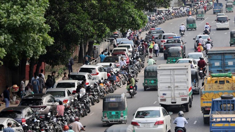 Kendaraan mengisi bahan bakar di sebuah SPBU, seiring meningkatnya kekhawatiran atas pasokan bahan bakar di tengah konflik AS-Israel dengan Iran, di Dhaka, Bangladesh, Senin (6/4/2026). (REUTERS/Mohammad Ponir Hossain)