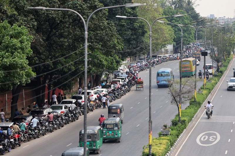 Kendaraan mengisi bahan bakar di sebuah SPBU, seiring meningkatnya kekhawatiran atas pasokan bahan bakar di tengah konflik AS-Israel dengan Iran, di Dhaka, Bangladesh, Senin (6/4/2026). (REUTERS/Mohammad Ponir Hossain)