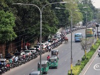 Kendaraan-kendaraan berbaris panjang untuk mengisi bahan bakar di sebuah SPBU, seiring meningkatnya kekhawatiran atas pasokan bahan bakar di tengah konflik AS-Israel dengan Iran, di Dhaka, Bangladesh, Senin (6/4/2026). (REUTERS/Mohammad Ponir Hossain