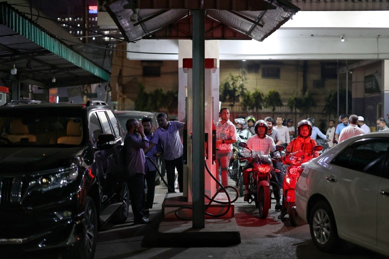 Kendaraan mengisi bahan bakar di sebuah SPBU, seiring meningkatnya kekhawatiran atas pasokan bahan bakar di tengah konflik AS-Israel dengan Iran, di Dhaka, Bangladesh, Senin (6/4/2026). (REUTERS/Mohammad Ponir Hossain)