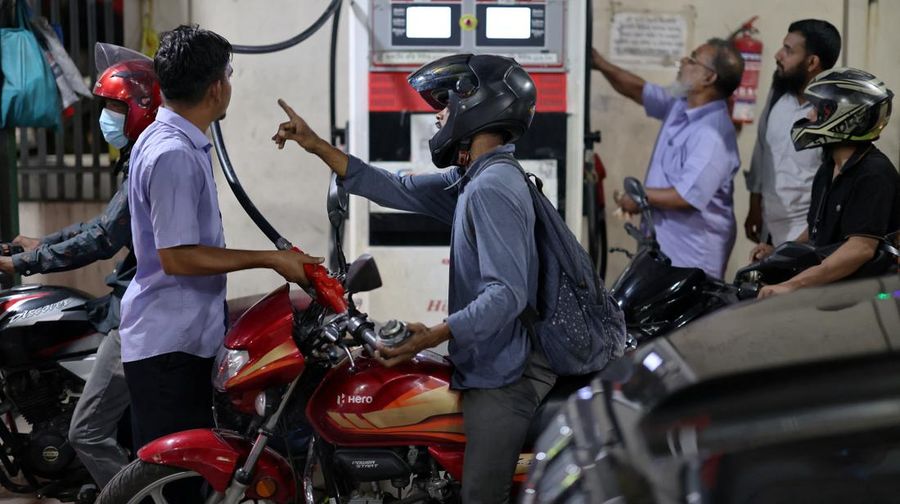 Kendaraan mengisi bahan bakar di sebuah SPBU, seiring meningkatnya kekhawatiran atas pasokan bahan bakar di tengah konflik AS-Israel dengan Iran, di Dhaka, Bangladesh, Senin (6/4/2026). (REUTERS/Mohammad Ponir Hossain)