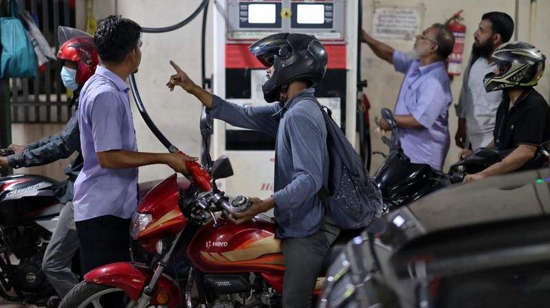 Kendaraan mengisi bahan bakar di sebuah SPBU, seiring meningkatnya kekhawatiran atas pasokan bahan bakar di tengah konflik AS-Israel dengan Iran, di Dhaka, Bangladesh, Senin (6/4/2026). (REUTERS/Mohammad Ponir Hossain)