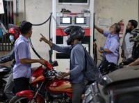 Kendaraan mengisi bahan bakar di sebuah SPBU, seiring meningkatnya kekhawatiran atas pasokan bahan bakar di tengah konflik AS-Israel dengan Iran, di Dhaka, Bangladesh, Senin (6/4/2026). (REUTERS/Mohammad Ponir Hossain)