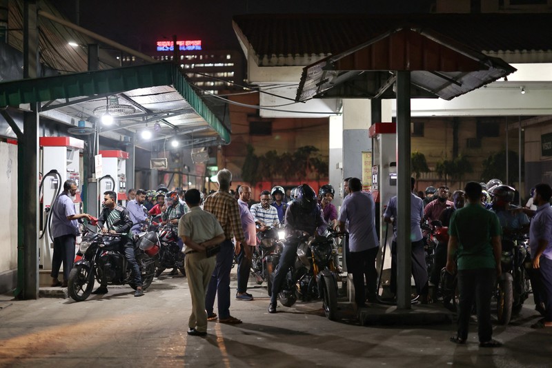 Kendaraan mengisi bahan bakar di sebuah SPBU, seiring meningkatnya kekhawatiran atas pasokan bahan bakar di tengah konflik AS-Israel dengan Iran, di Dhaka, Bangladesh, Senin (6/4/2026). (REUTERS/Mohammad Ponir Hossain)
