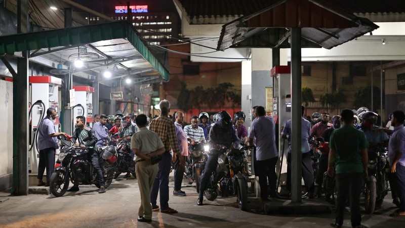 Kendaraan mengisi bahan bakar di sebuah SPBU, seiring meningkatnya kekhawatiran atas pasokan bahan bakar di tengah konflik AS-Israel dengan Iran, di Dhaka, Bangladesh, Senin (6/4/2026). (REUTERS/Mohammad Ponir Hossain)
