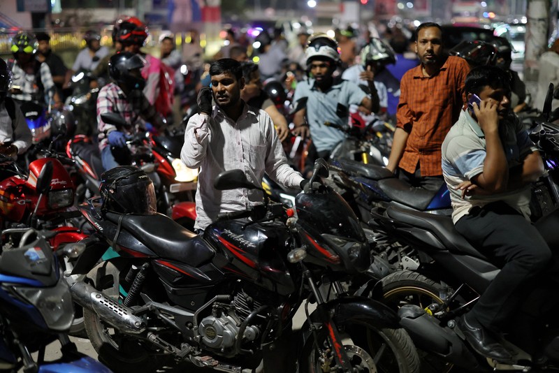 Kendaraan mengisi bahan bakar di sebuah SPBU, seiring meningkatnya kekhawatiran atas pasokan bahan bakar di tengah konflik AS-Israel dengan Iran, di Dhaka, Bangladesh, Senin (6/4/2026). (REUTERS/Mohammad Ponir Hossain)
