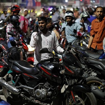 Krisis BBM Tetangga RI Makin Parah, SPBU Penuh-Jam Operasi Dibatasi