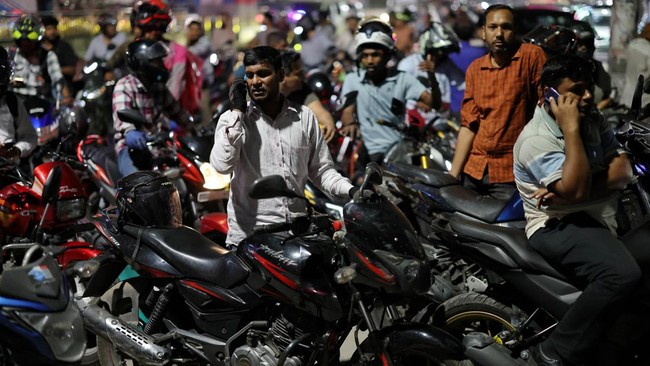 Krisis BBM Tetangga RI Makin Parah, SPBU Penuh-Jam Operasi Dibatasi