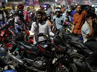 Krisis BBM Tetangga RI Makin Parah, SPBU Penuh-Jam Operasi Dibatasi