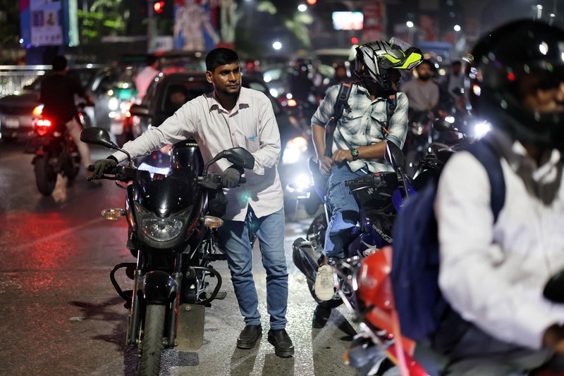 Kendaraan mengisi bahan bakar di sebuah SPBU, seiring meningkatnya kekhawatiran atas pasokan bahan bakar di tengah konflik AS-Israel dengan Iran, di Dhaka, Bangladesh, Senin (6/4/2026). (REUTERS/Mohammad Ponir Hossain)