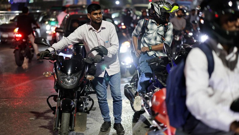 Kendaraan mengisi bahan bakar di sebuah SPBU, seiring meningkatnya kekhawatiran atas pasokan bahan bakar di tengah konflik AS-Israel dengan Iran, di Dhaka, Bangladesh, Senin (6/4/2026). (REUTERS/Mohammad Ponir Hossain)