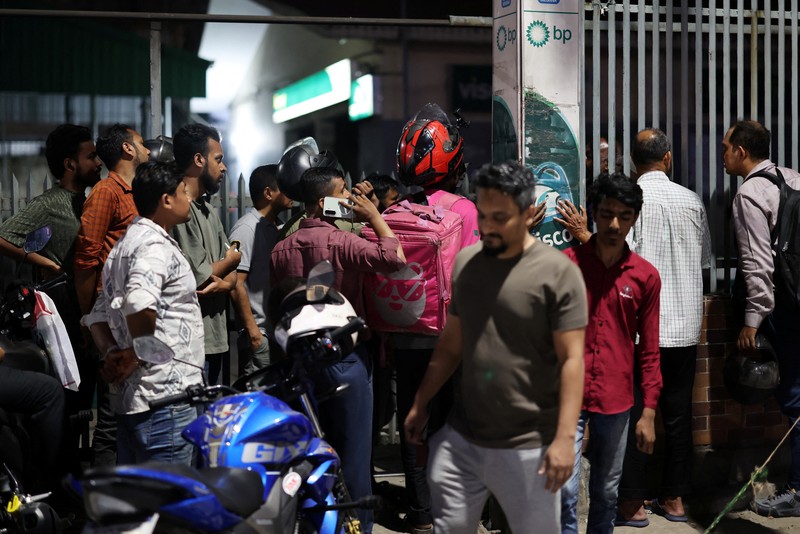 Kendaraan mengisi bahan bakar di sebuah SPBU, seiring meningkatnya kekhawatiran atas pasokan bahan bakar di tengah konflik AS-Israel dengan Iran, di Dhaka, Bangladesh, Senin (6/4/2026). (REUTERS/Mohammad Ponir Hossain)