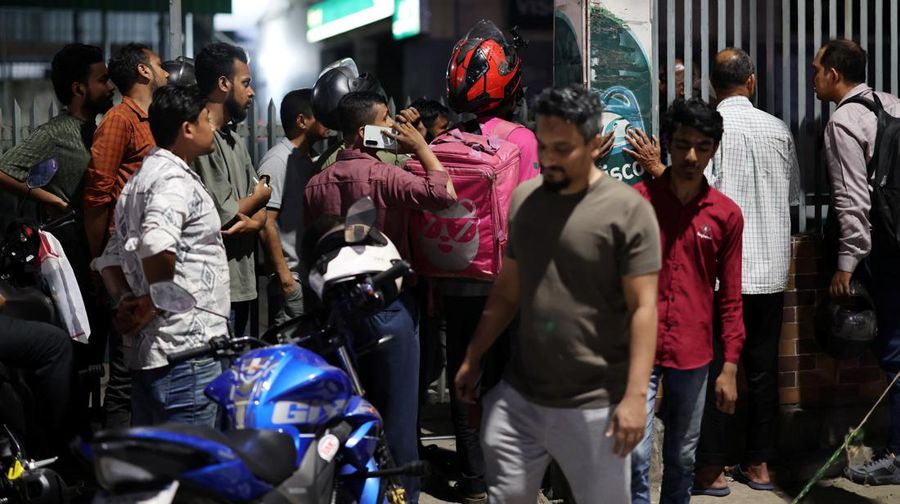 Kendaraan mengisi bahan bakar di sebuah SPBU, seiring meningkatnya kekhawatiran atas pasokan bahan bakar di tengah konflik AS-Israel dengan Iran, di Dhaka, Bangladesh, Senin (6/4/2026). (REUTERS/Mohammad Ponir Hossain)