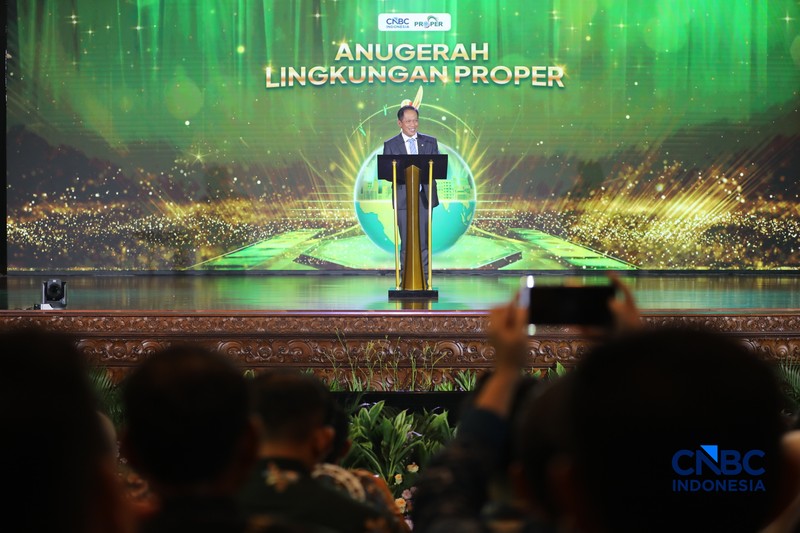 Menteri Lingkungan Hidup/Kepala Badan Badan Pengendalian Lingkungan Hidup, Hanif Faisol Nurofiq menyampaikan arahan dalam acara Anugrerah Lingkungan Proper di Sasono Langen Budoyo, TMII, Jakarta, Selasa (7/4/2026). (CNBC Indonesia/Tri Susilo)