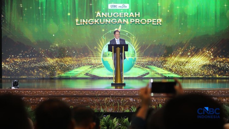 Menteri Lingkungan Hidup/Kepala Badan Badan Pengendalian Lingkungan Hidup, Hanif Faisol Nurofiq menyampaikan arahan dalam acara Anugrerah Lingkungan Proper di Sasono Langen Budoyo, TMII, Jakarta, Selasa (7/4/2026). (CNBC Indonesia/Tri Susilo)