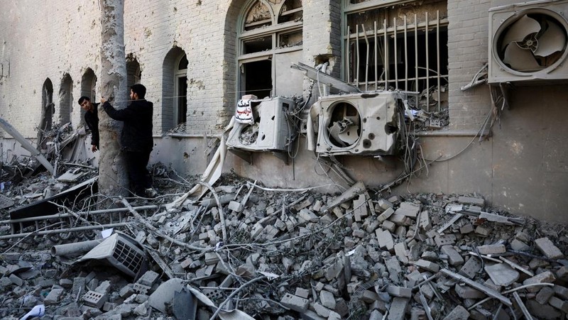 Sebuah bendera Iran tergeletak di tengah reruntuhan bangunan Universitas Teknologi Sharif, yang rusak akibat serangan udara, di tengah konflik AS-Israel dengan Iran, di Teheran, Iran, 7 April 2026. (Majid Asgaripour/WANA (West Asia News Agency) via REUTERS)