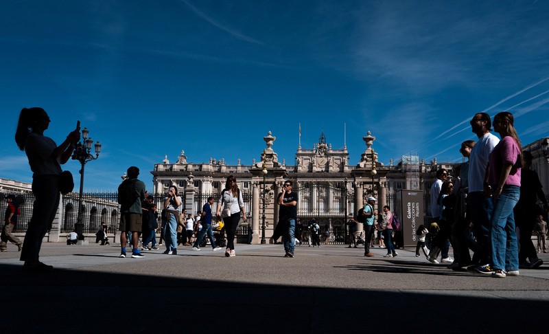 Orang-orang berjalan di dekat Istana Kerajaan Madrid di Madrid, Spanyol, 5 April 2026. (REUTERS/Gonzalo Fuentes)