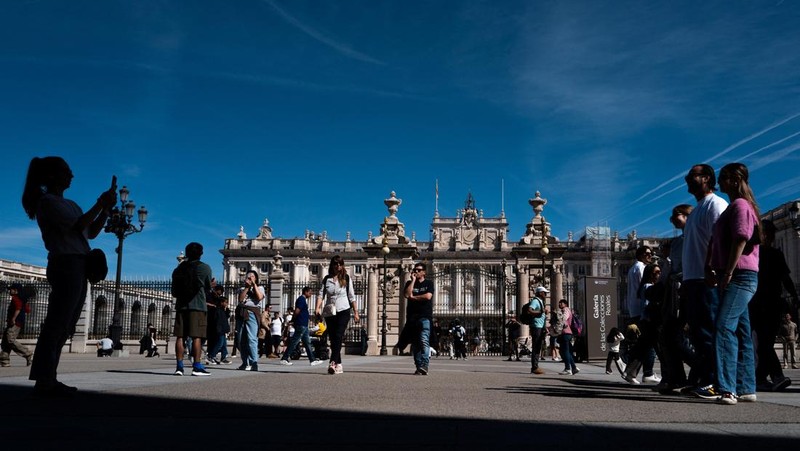 Orang-orang berjalan di dekat Istana Kerajaan Madrid di Madrid, Spanyol, 5 April 2026. (REUTERS/Gonzalo Fuentes)