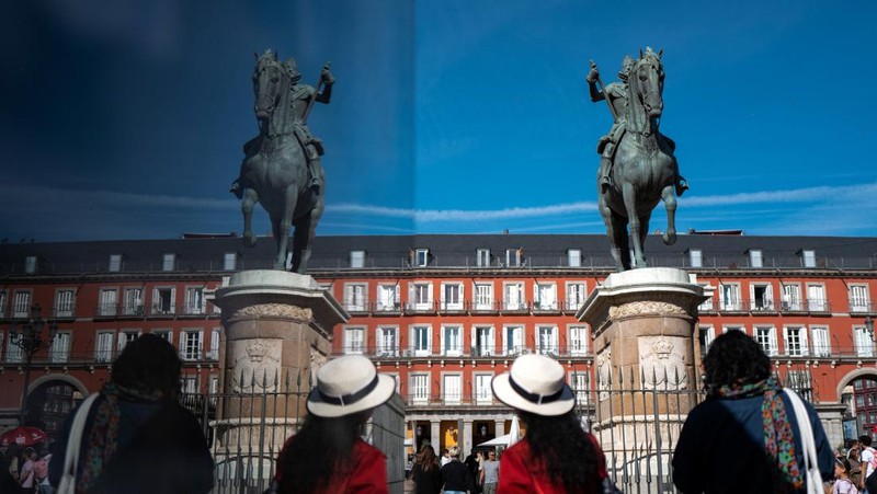 Orang-orang berjalan di dekat Istana Kerajaan Madrid di Madrid, Spanyol, 5 April 2026. (REUTERS/Gonzalo Fuentes)