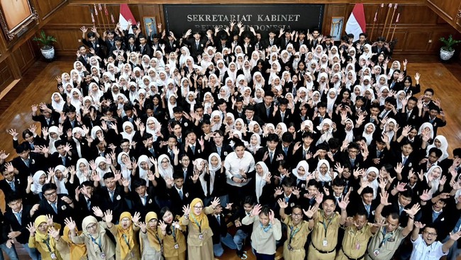 Detik-Detik Anak SMK 'Geruduk' Istana, Disambut-Dipandu Seskab Teddy