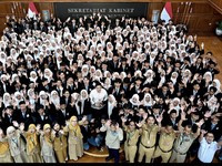 Detik-Detik Anak SMK 'Geruduk' Istana, Disambut-Dipandu Seskab Teddy