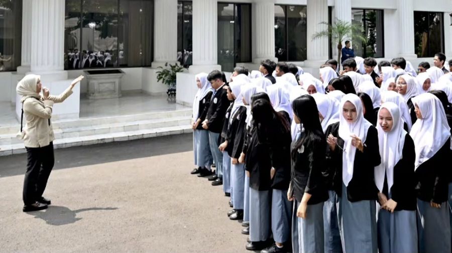 "Pagi ini, atas instruksi Bapak Presiden, kita mulai program Istana untuk Anak Sekolah dan membuka pintu bagi generasi penerus bangsa,” ujar Sekretaris Kabinet (Seskab) Teddy Indra Wijaya dalam keterangan pers di Halaman Kompleks Istana Kepresidena