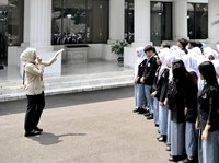"Pagi ini, atas instruksi Bapak Presiden, kita mulai program Istana untuk Anak Sekolah dan membuka pintu bagi generasi penerus bangsa,” ujar Sekretaris Kabinet (Seskab) Teddy Indra Wijaya dalam keterangan pers di Halaman Kompleks Istana Kepresidena