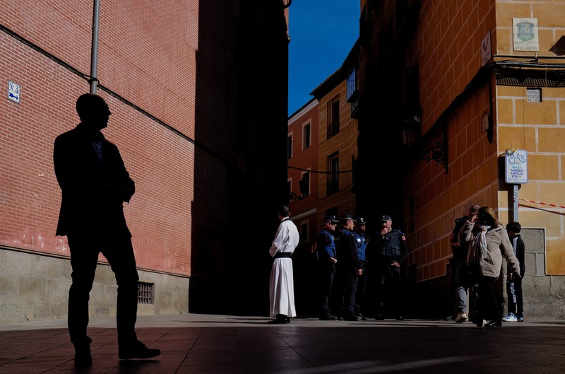 Orang-orang berjalan di dekat Istana Kerajaan Madrid di Madrid, Spanyol, 5 April 2026. (REUTERS/Gonzalo Fuentes)