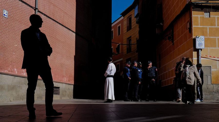 Orang-orang berjalan di dekat Istana Kerajaan Madrid di Madrid, Spanyol, 5 April 2026. (REUTERS/Gonzalo Fuentes)