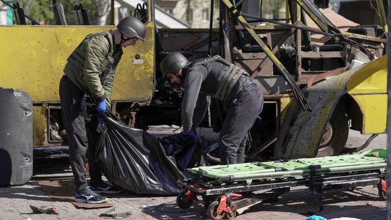 Sebuah bus kota yang rusak akibat serangan pesawat tak berawak Rusia di kota Nikopol, di tengah serangan Rusia terhadap Ukraina, di wilayah Dnipropetrovsk, Ukraina, 7 April 2026. (REUTERS/Stringer)