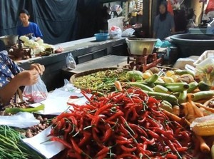 Pedagang di Pasuruan Terdampak Kenaikan Harga Kantong Plastik